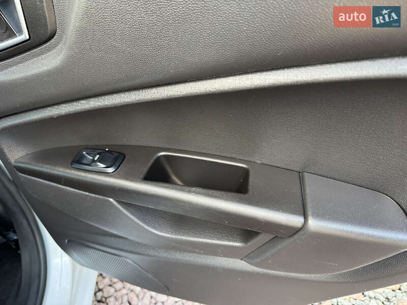 Седан Ford Fiesta 2016 в Дрогобичі