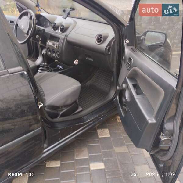 Хэтчбек Ford Fiesta 2004 в Вапнярке