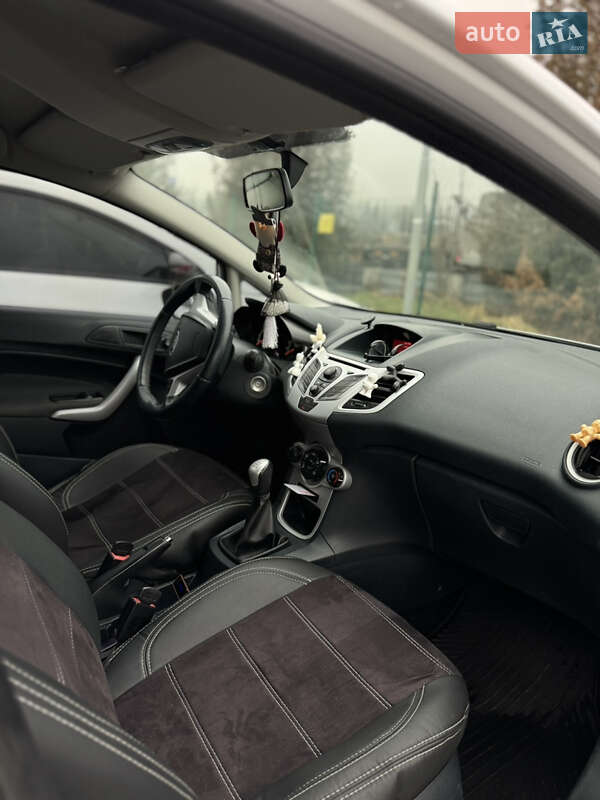 Хэтчбек Ford Fiesta 2011 в Долине