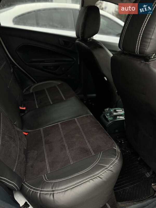 Хэтчбек Ford Fiesta 2011 в Долине