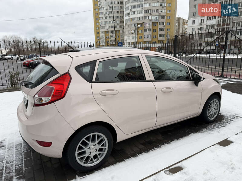 Хетчбек Ford Fiesta 2015 в Черкасах