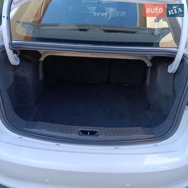 Седан Ford Fiesta 2012 в Сваляве