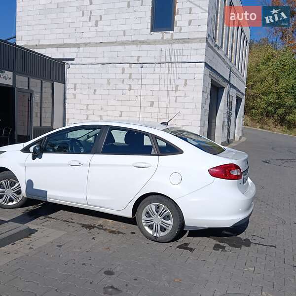 Седан Ford Fiesta 2012 в Сваляве
