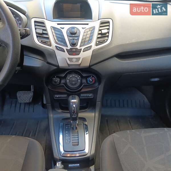 Седан Ford Fiesta 2012 в Сваляве