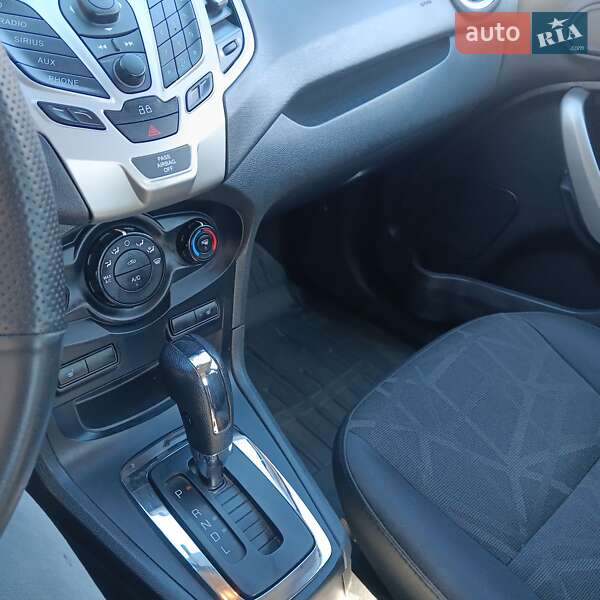 Седан Ford Fiesta 2012 в Сваляве