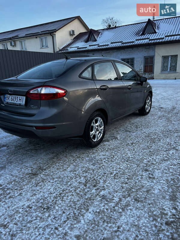 Седан Ford Fiesta 2013 в Остроге