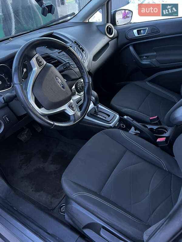 Седан Ford Fiesta 2013 в Остроге