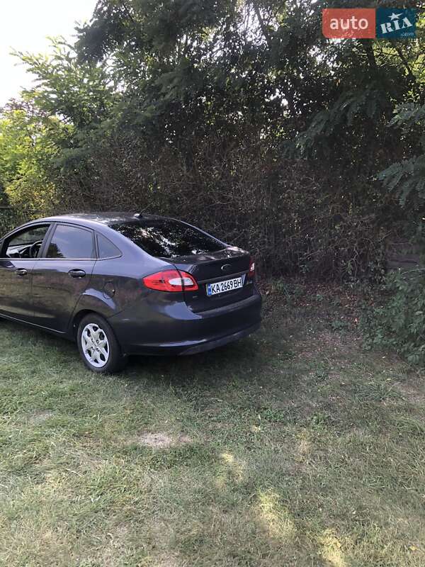 Седан Ford Fiesta 2012 в Ржищеве