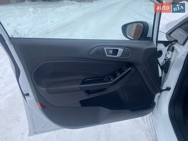 Хэтчбек Ford Fiesta 2015 в Чернигове