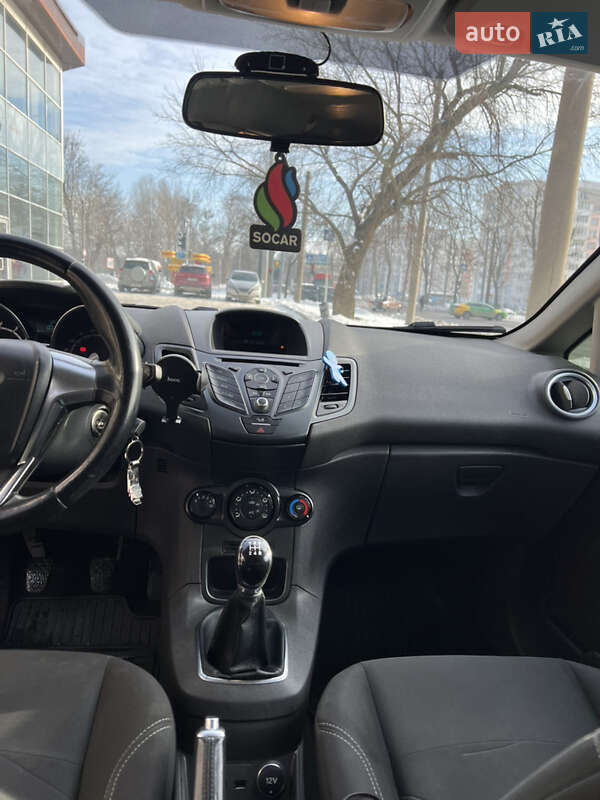 Хэтчбек Ford Fiesta 2015 в Рогани
