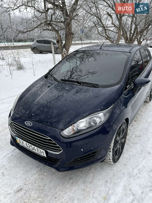 Хетчбек Ford Fiesta 2013 в Високому фото Хетчбек Ford Fiesta 2013 в Високому
