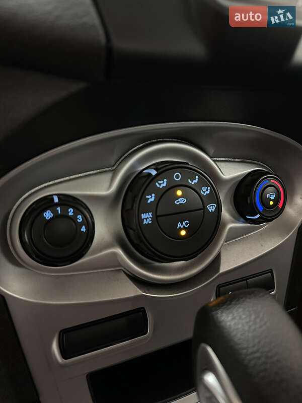 Седан Ford Fiesta 2016 в Львове