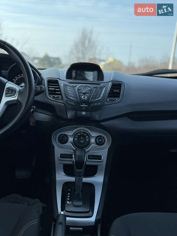 Седан Ford Fiesta 2015 в Львові