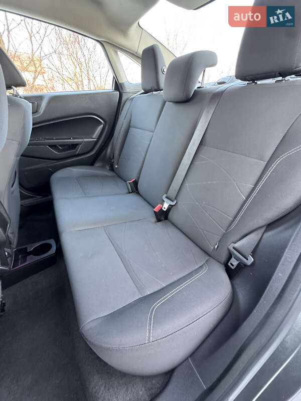 Седан Ford Fiesta 2015 в Львові