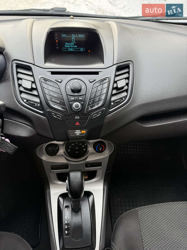 Седан Ford Fiesta 2014 в Зміїві
