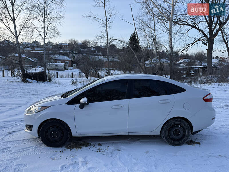 Седан Ford Fiesta 2014 в Зміїві