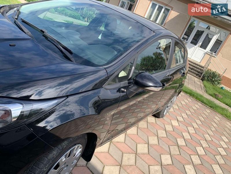 Хетчбек Ford Fiesta 2017 в Чернівцях