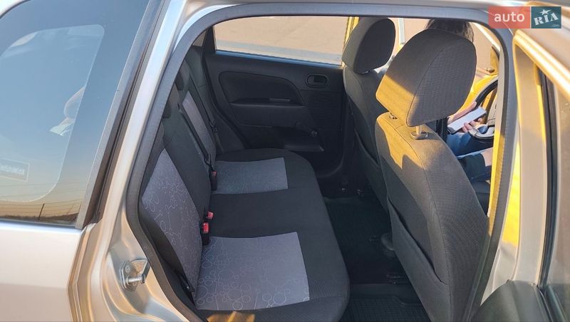 Хэтчбек Ford Fiesta 2006 в Ровно