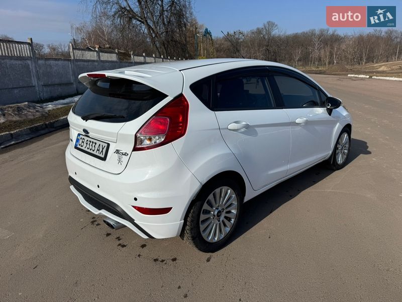 Хэтчбек Ford Fiesta 2015 в Прилуках