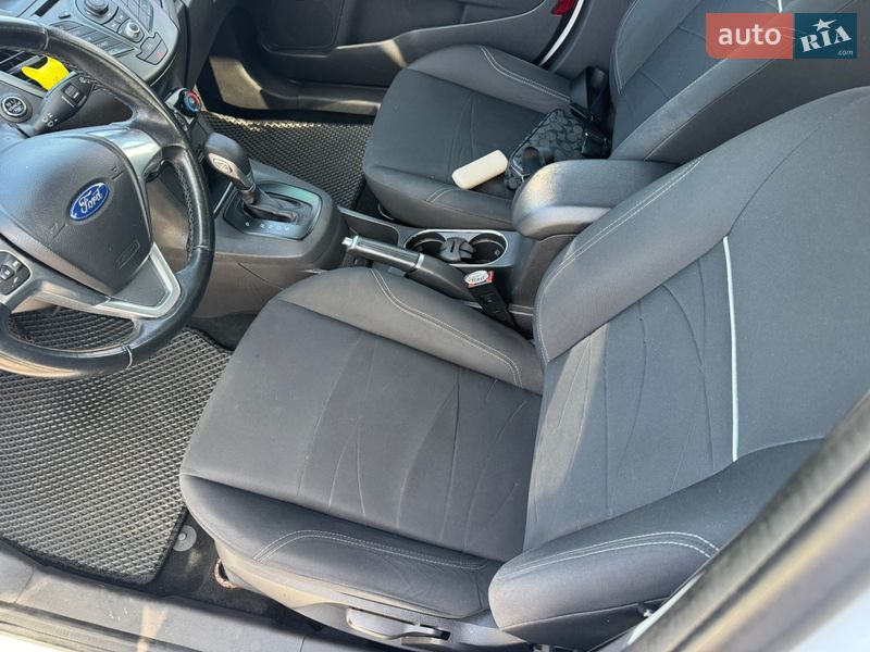 Хэтчбек Ford Fiesta 2015 в Прилуках