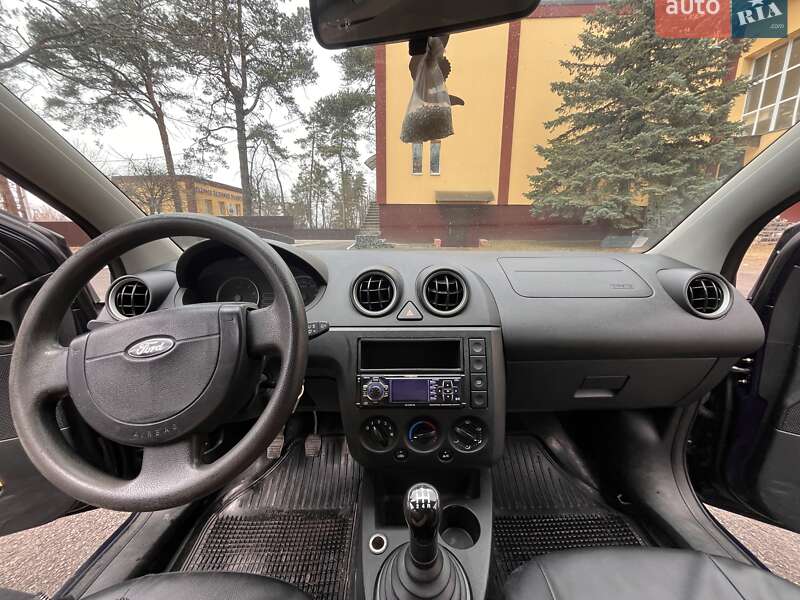 Хэтчбек Ford Fiesta 2004 в Радомышле