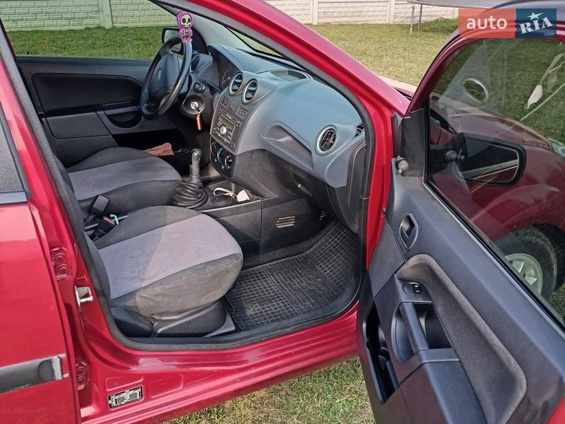 Хетчбек Ford Fiesta 2006 в Дубні