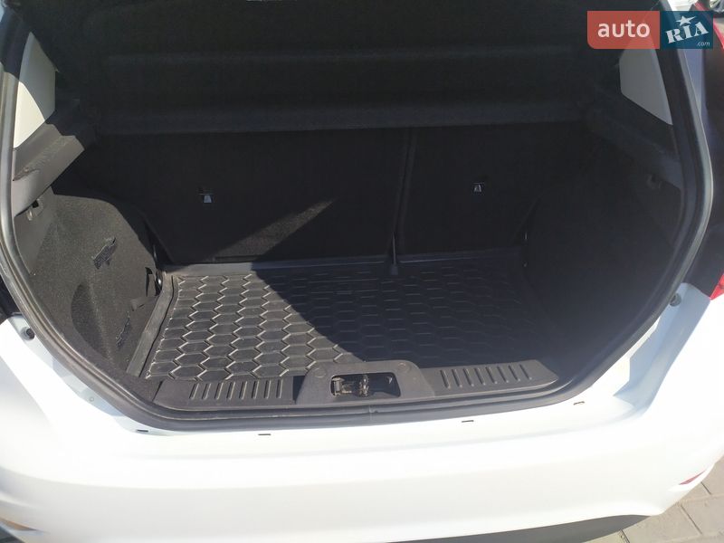 Хетчбек Ford Fiesta 2016 в Чернівцях