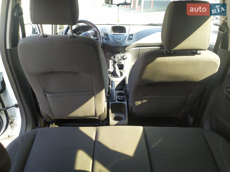 Хетчбек Ford Fiesta 2016 в Чернівцях