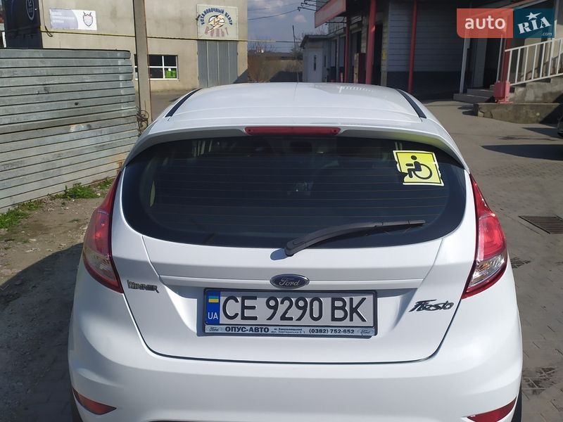Хетчбек Ford Fiesta 2016 в Чернівцях