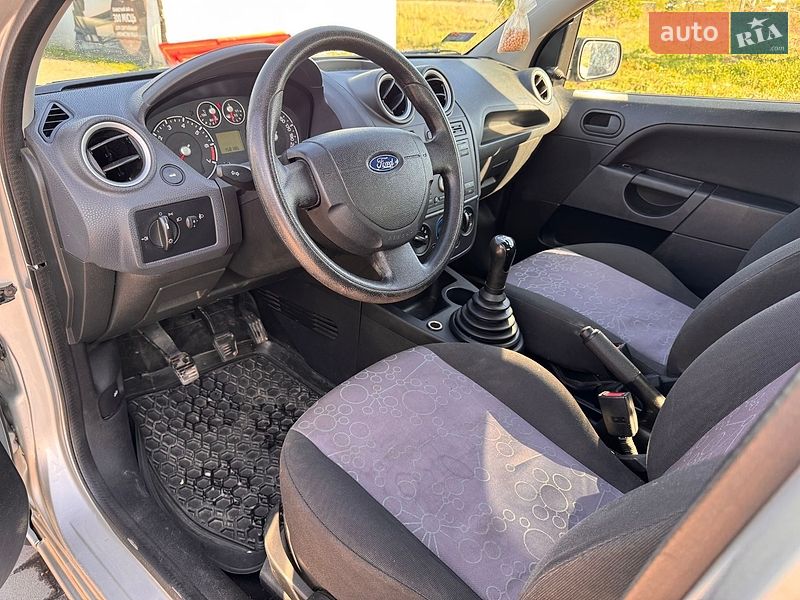 Хэтчбек Ford Fiesta 2006 в Отынии