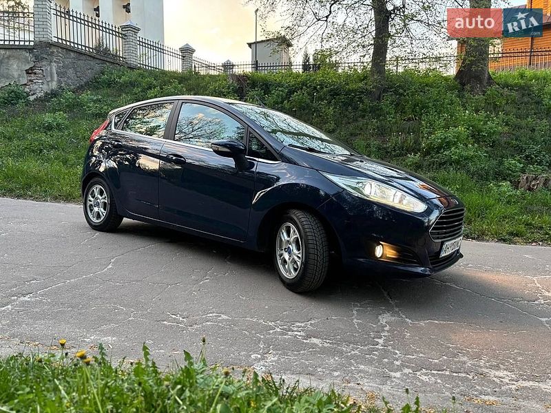 Хэтчбек Ford Fiesta 2014 в Остроге