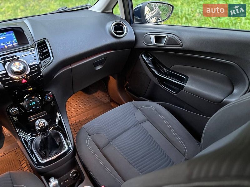 Хэтчбек Ford Fiesta 2014 в Остроге