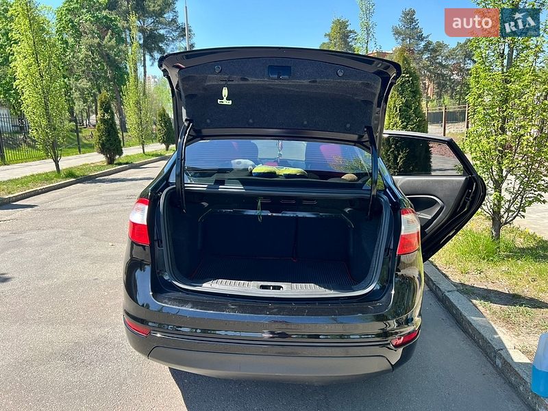 Седан Ford Fiesta 2015 в Киеве