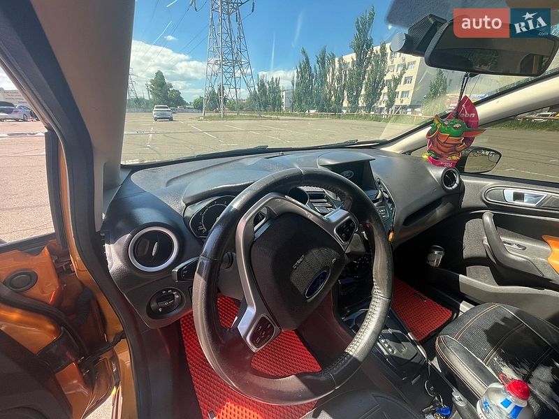 Хетчбек Ford Fiesta 2015 в Києві