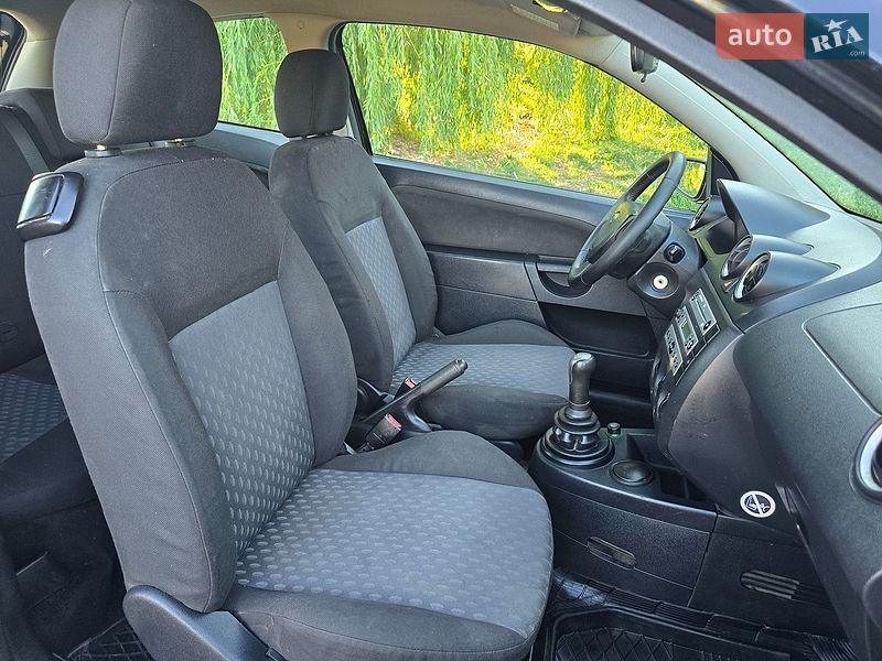 Хэтчбек Ford Fiesta 2004 в Хмельницком