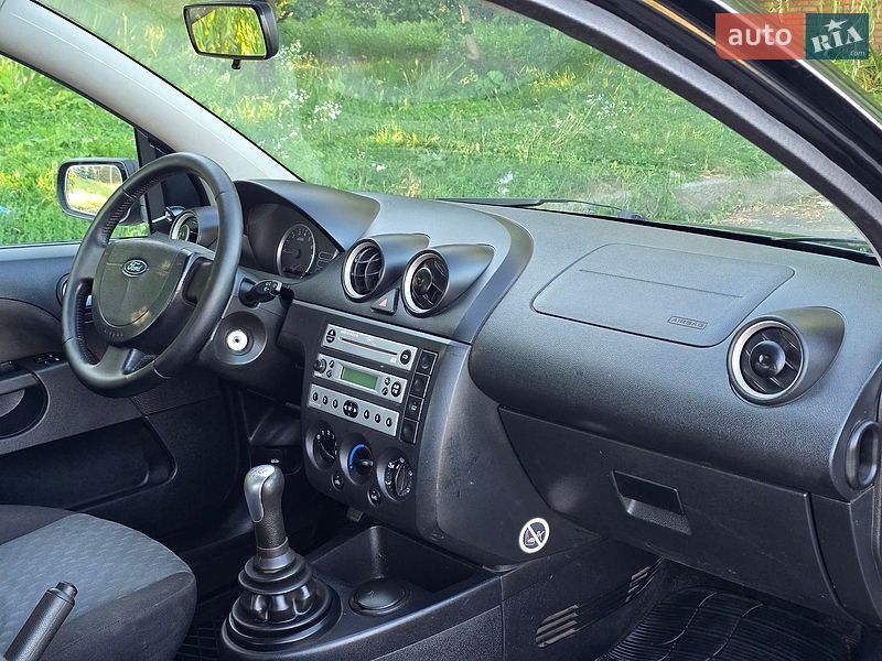 Хэтчбек Ford Fiesta 2004 в Хмельницком