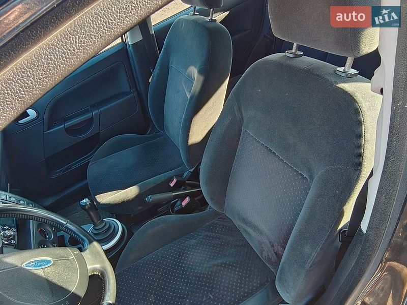 Хэтчбек Ford Fiesta 2004 в Каменском