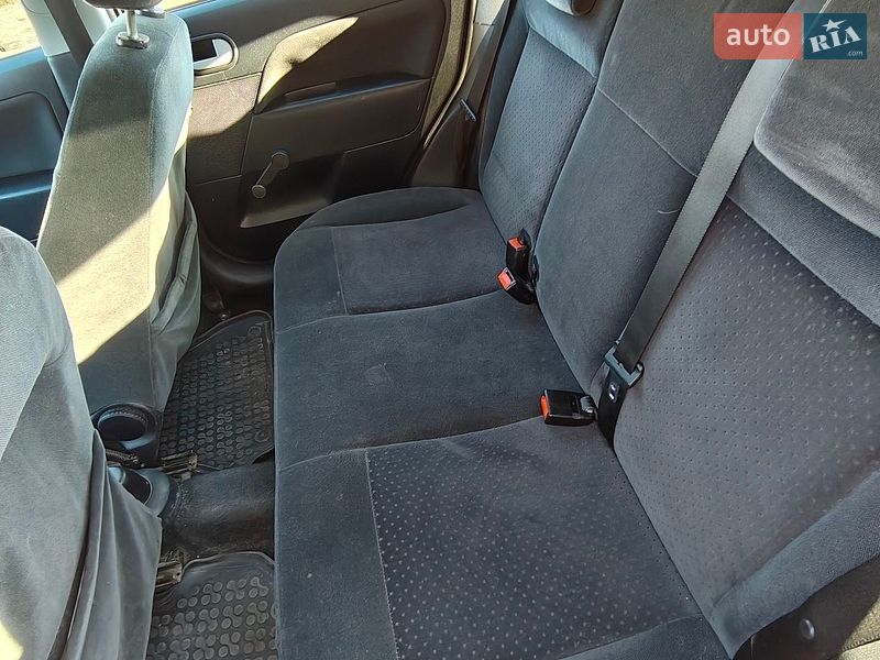 Хэтчбек Ford Fiesta 2004 в Каменском