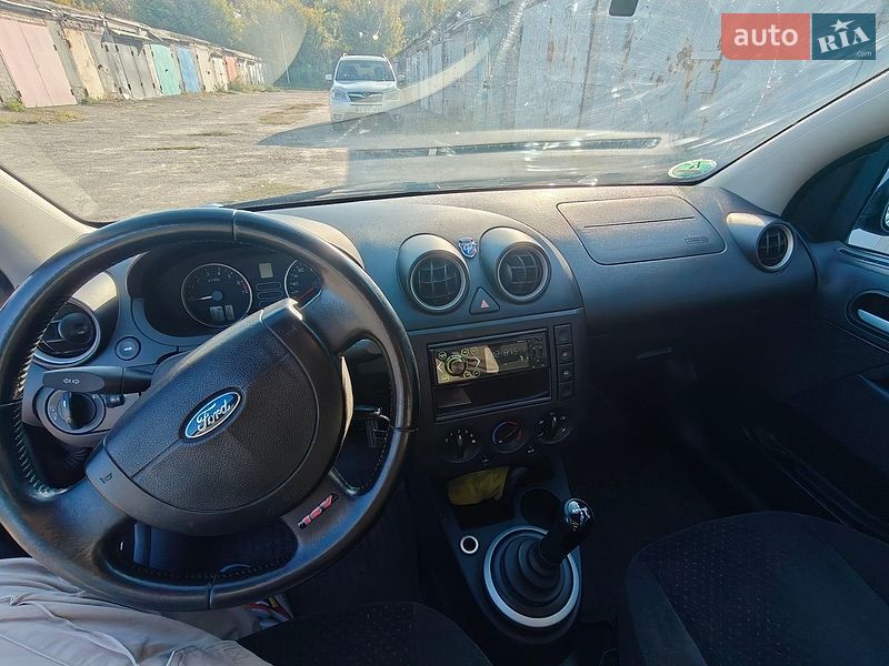Хэтчбек Ford Fiesta 2004 в Каменском