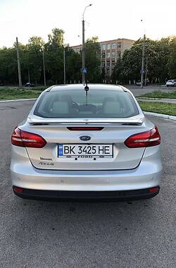 Седан Ford Focus 2015 в 