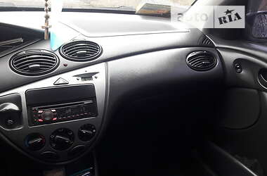 Хэтчбек Ford Focus 2002 в 