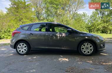 Хэтчбек Ford Focus 2011 в 