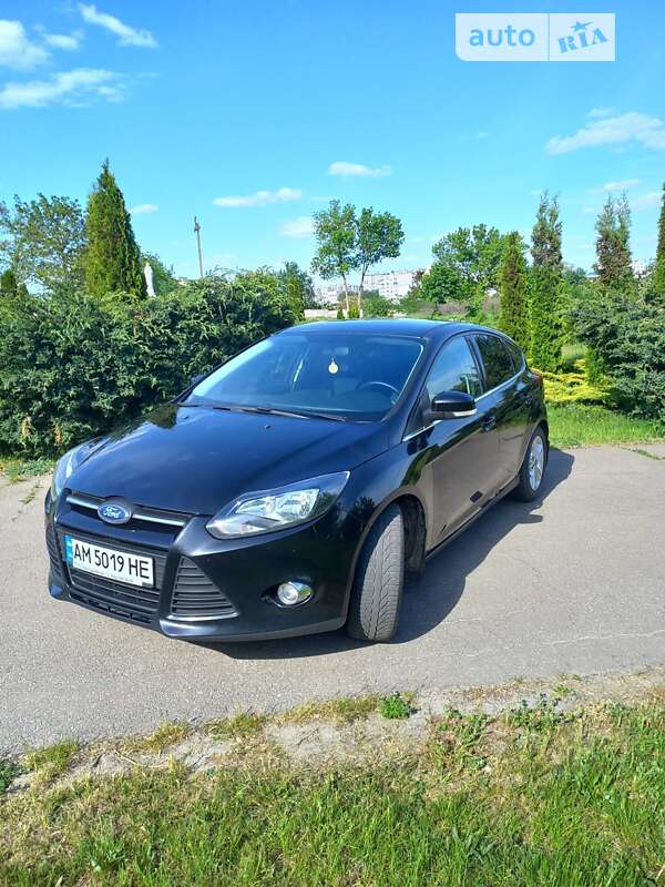 Хэтчбек Ford Focus 2012 в 
