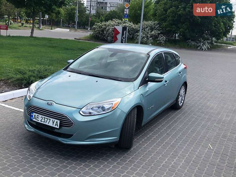 Хэтчбек Ford Focus 2012 в 