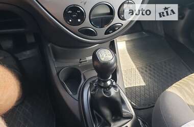 Хэтчбек Ford Focus 2002 в 