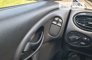Хэтчбек Ford Focus 2002 в 