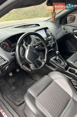 Хэтчбек Ford Focus 2012 в 