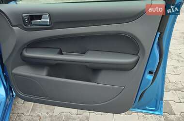 Хэтчбек Ford Focus 2005 в 