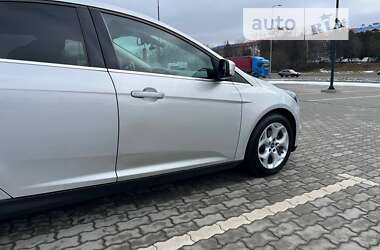 Хэтчбек Ford Focus 2011 в 