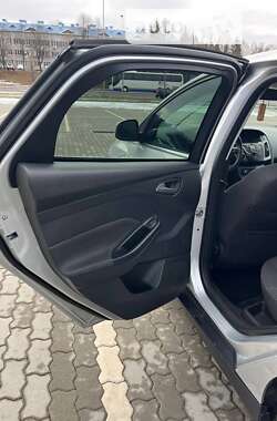 Хэтчбек Ford Focus 2011 в 